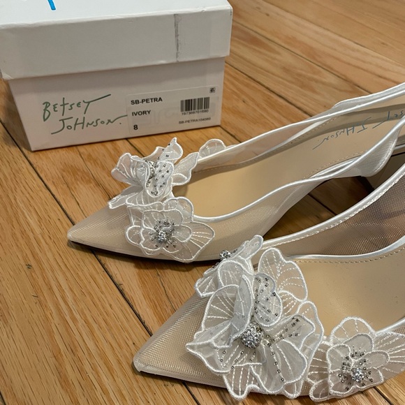 New Betsey Johnson Petra White Floral Slingback Heels - Picture 4 of 5